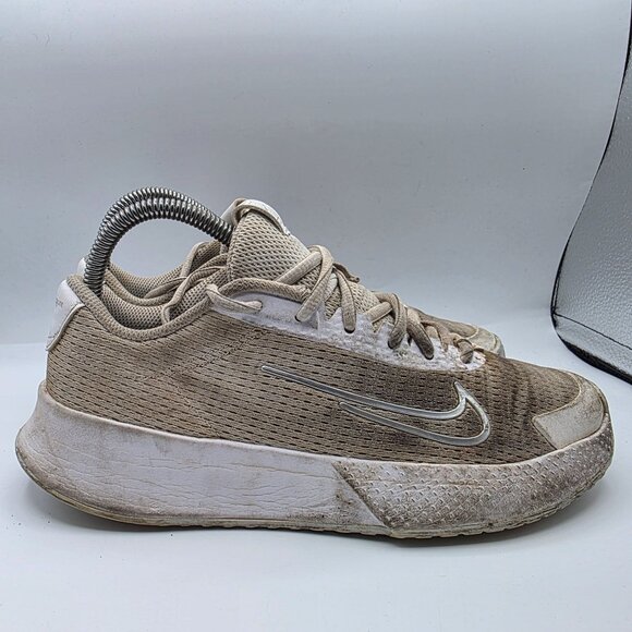NikeCourt Vapor Lite 2 HC Womens Size 7.5 White Metallic Silver Shoes Athletic